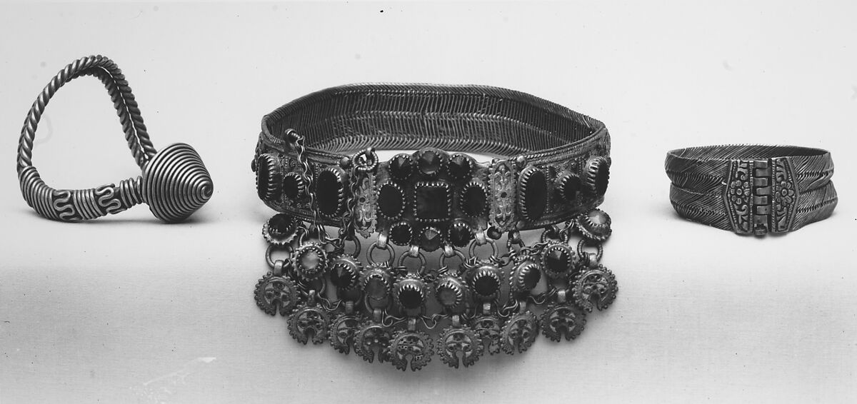 Necklet, Silver with carnelian and glass