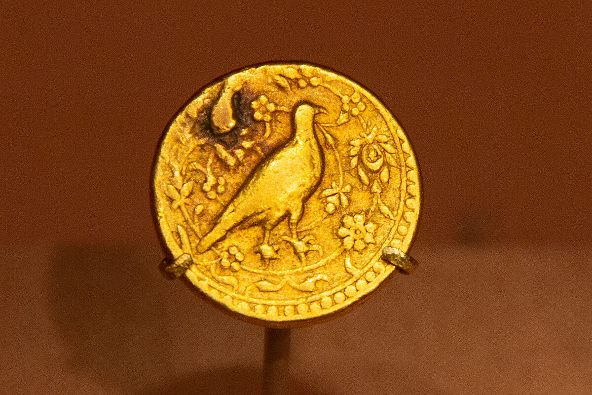 Hawk Coin of the Emperor Akbar, Gold 