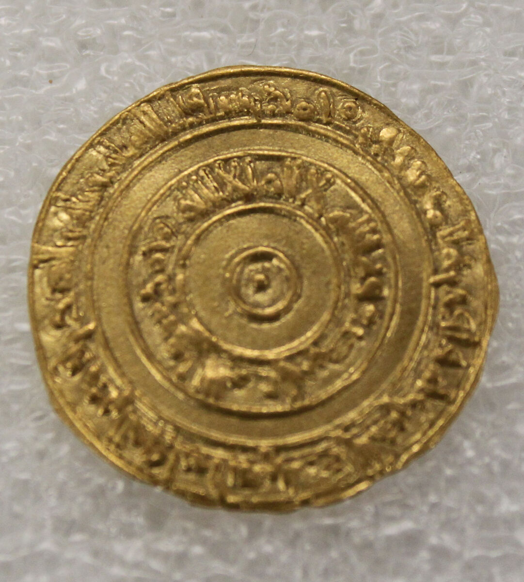 Coin, al&#39;Aziz (Egyptian, born Tunesia, Kairouan 955–996 Cairo; ruled 975–996), Gold 