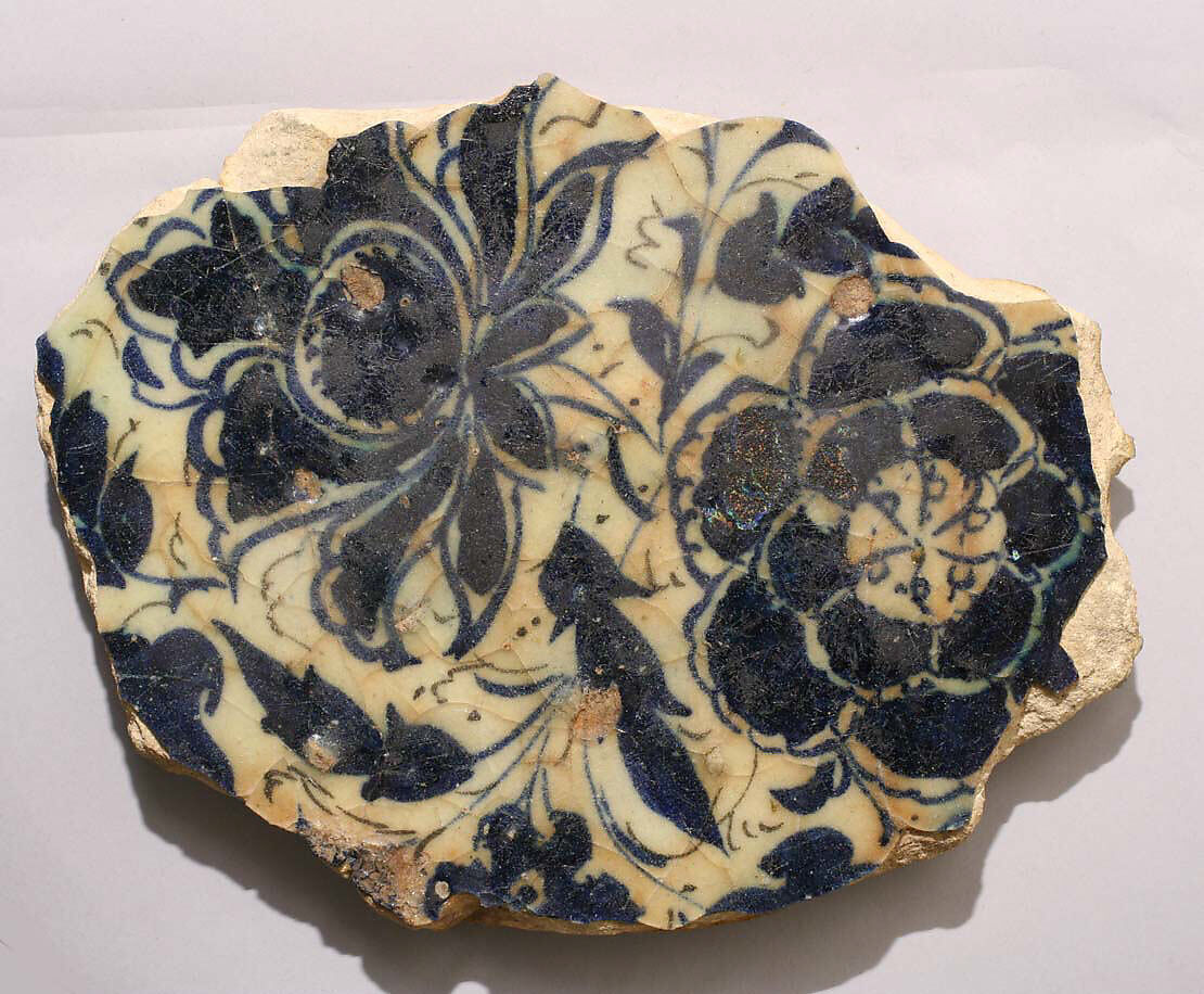 Fragment, Stonepaste; white slip; blue underglaze; transparent, colorless glaze 