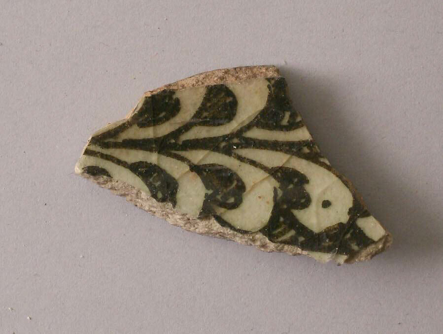 Fragment, Stonepaste; white slip; black underglaze; transparent, colorless glaze 