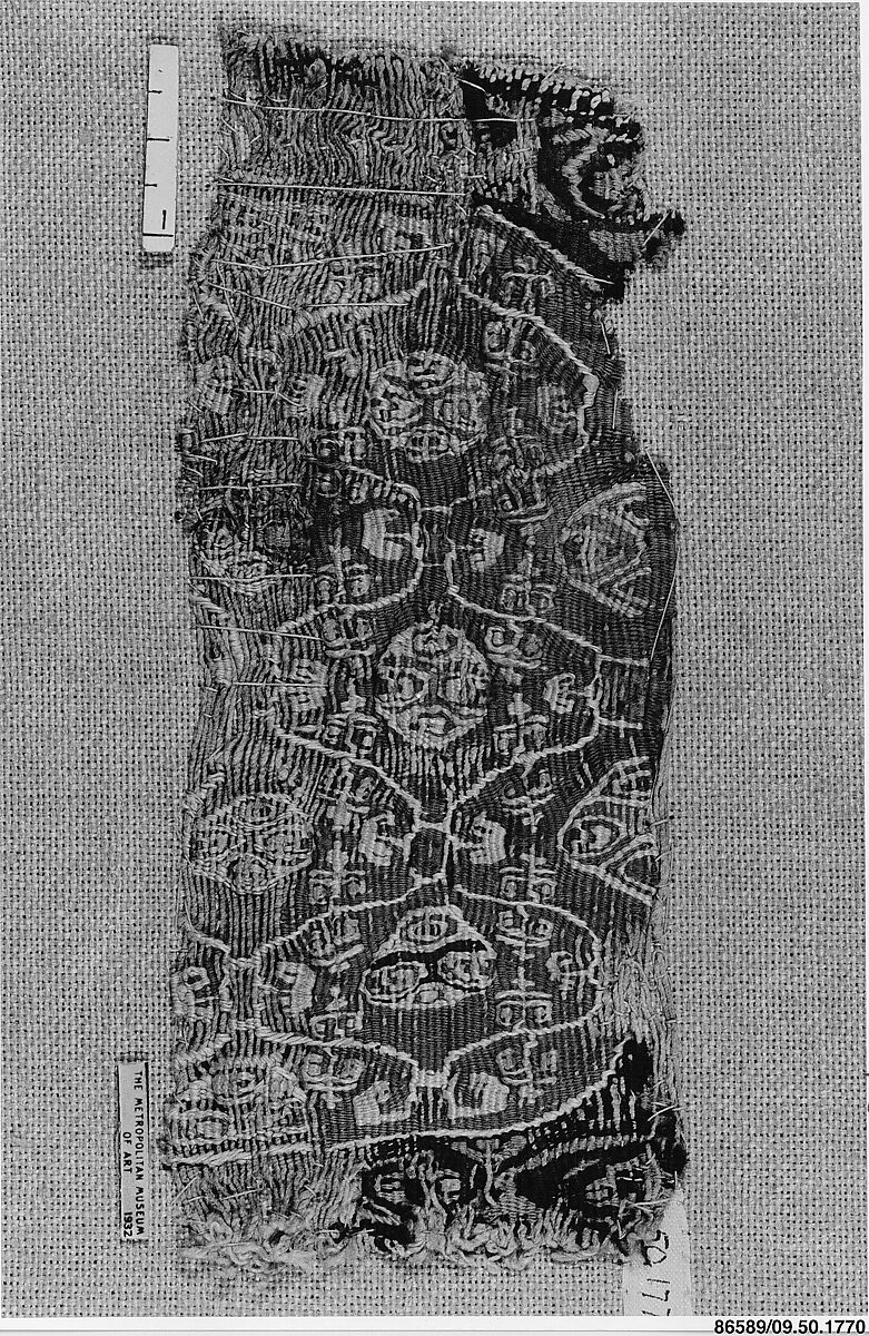 Fragment of Roundel, Linen, wool; tapestry weave 
