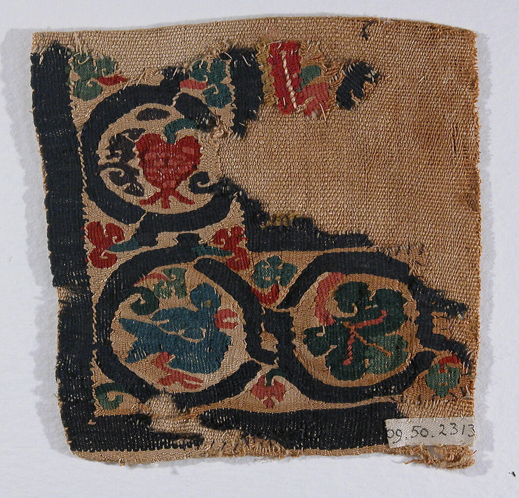 Fragment of a Tabula (Square) with Birds and Pomegranates in a Vine Scroll, Wool, linen; tapestry weave