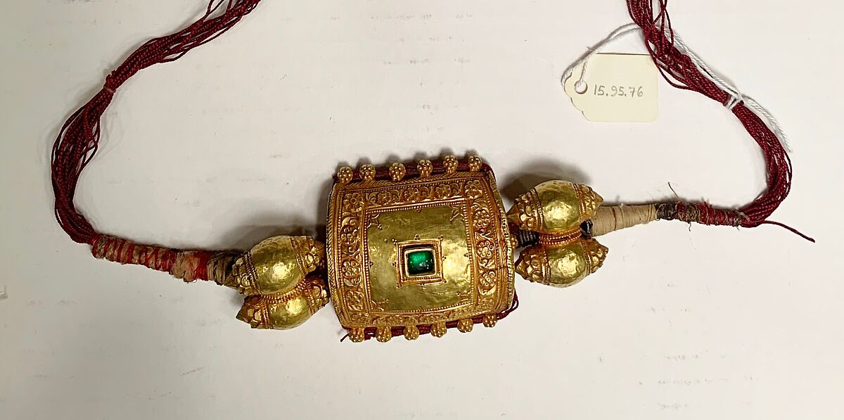 Armband (Bazuband), Gold, silk thread and glass; hammered in relief and chased