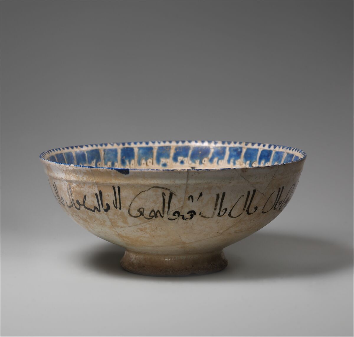 Bowl, Stonepaste; overglaze painted (mina'i)
