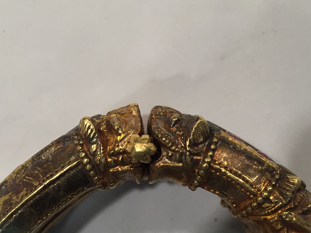Bracelet with Lion Hinges, Gold; set with diamonds and rubies