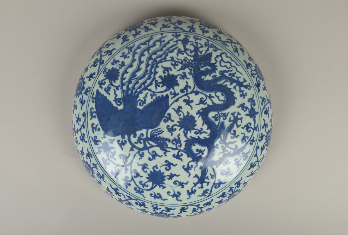 Covered box with dragons and phoenixes, Porcelain painted with cobalt blue under transparent glaze (Jingdezhen ware), China