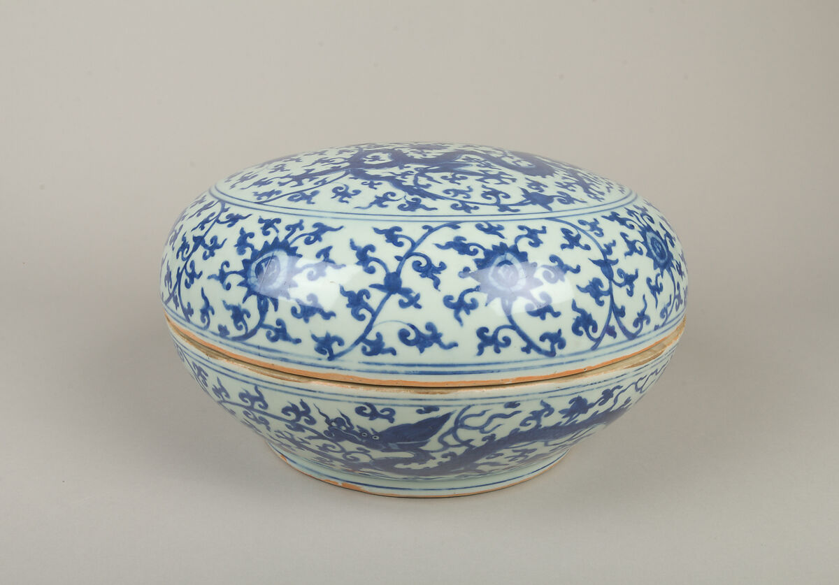 Covered box with dragons and phoenixes, Porcelain painted with cobalt blue under transparent glaze (Jingdezhen ware), China