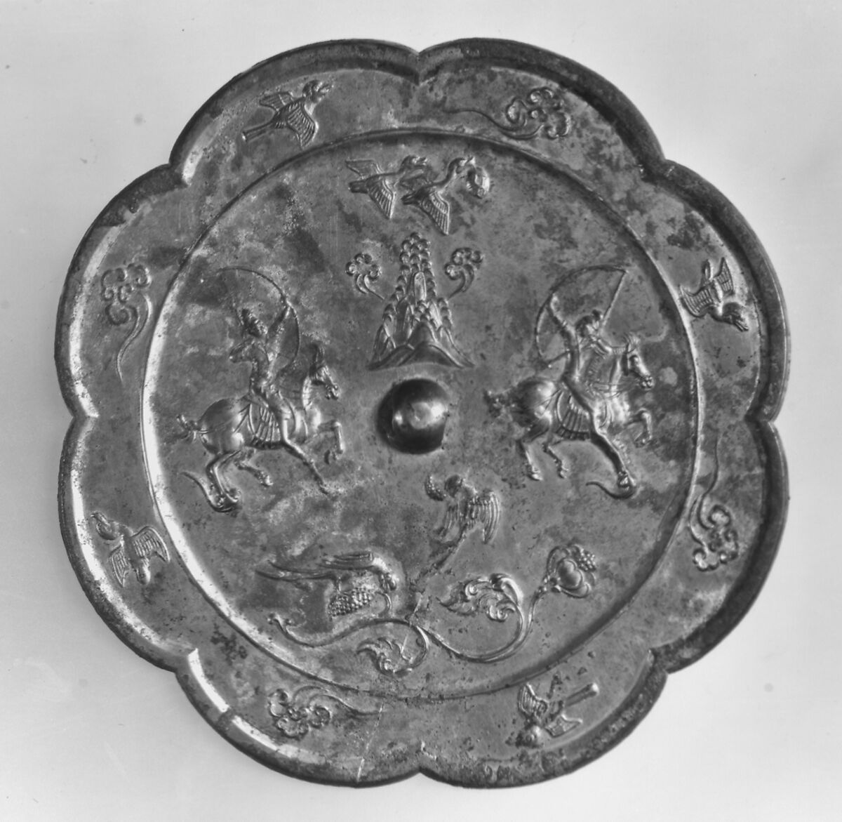 Mirror with hunting scene, Bronze, China 