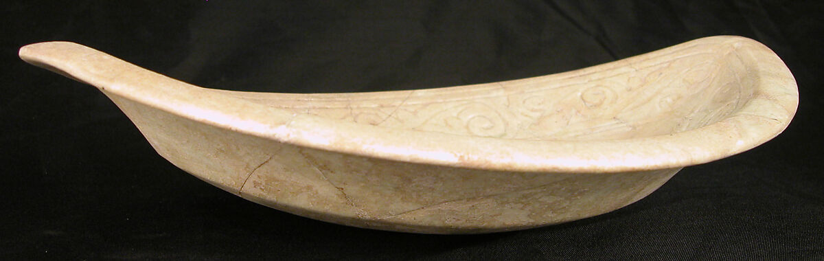 Boat-Shaped Bowl, Stonepaste; transparent colorless glaze