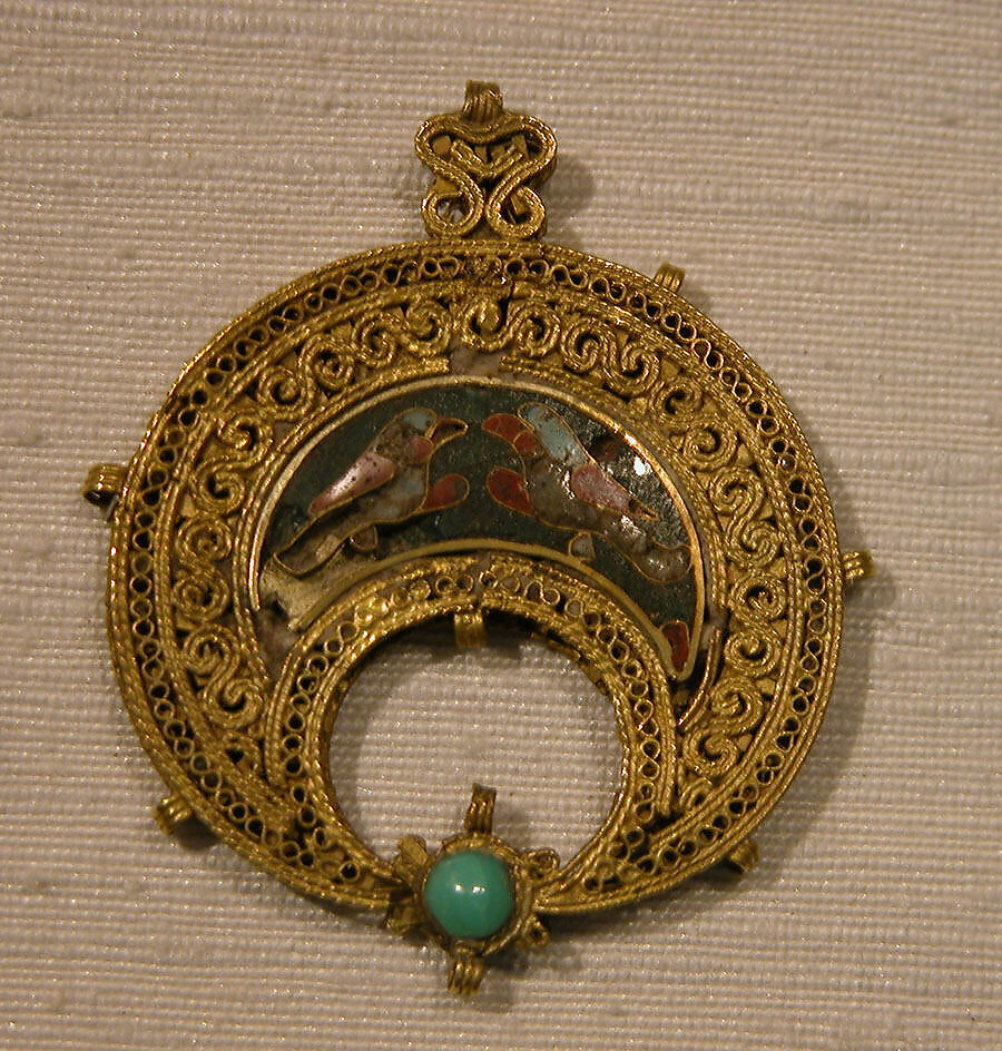 Crescent-Shaped Pendant with Confronted Birds, Gold, cloisonné enamel, turquoise; filigree