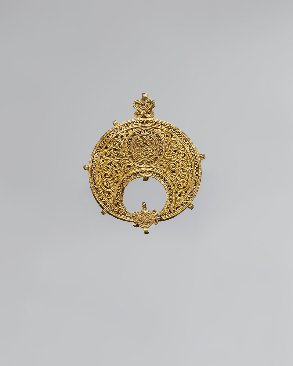 Crescent-Shaped Pendant with Confronted Birds, Gold, cloisonné enamel, turquoise; filigree