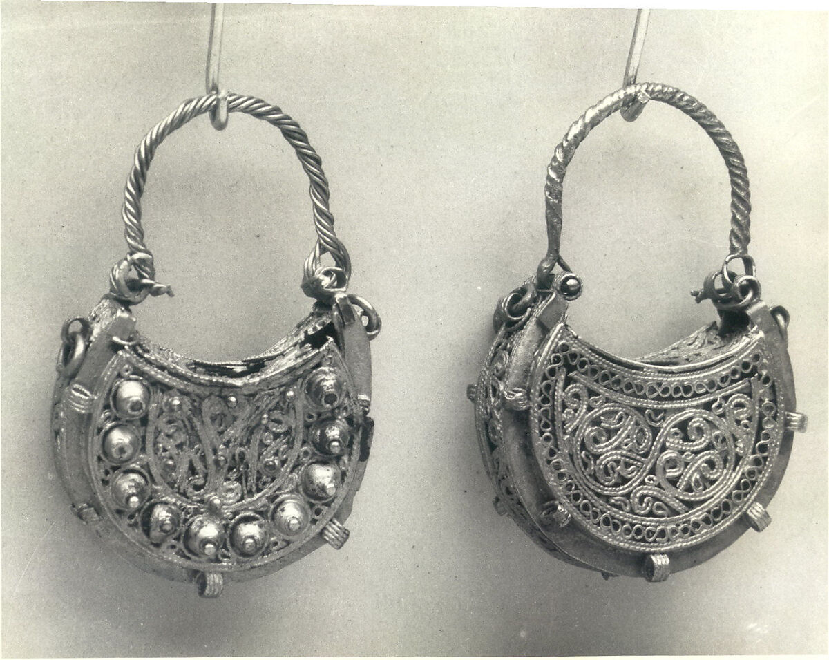 Earring, One of a Pair, Gold; wire, strips, filigree, and granulation