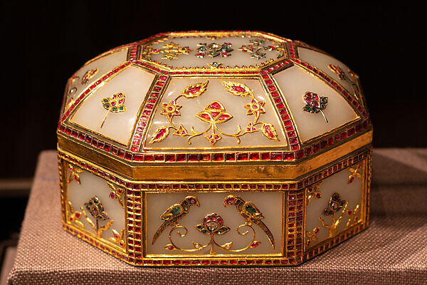 Jeweled Casket with Birds, Nephrite; inlaid with gold, inset with diamonds, sapphires, rubies, pearl, and mother-of-pearl 