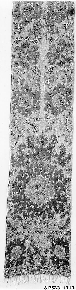 Scarf (Tenchifa), Linen; embroidered in silk and gold wrapped thread 