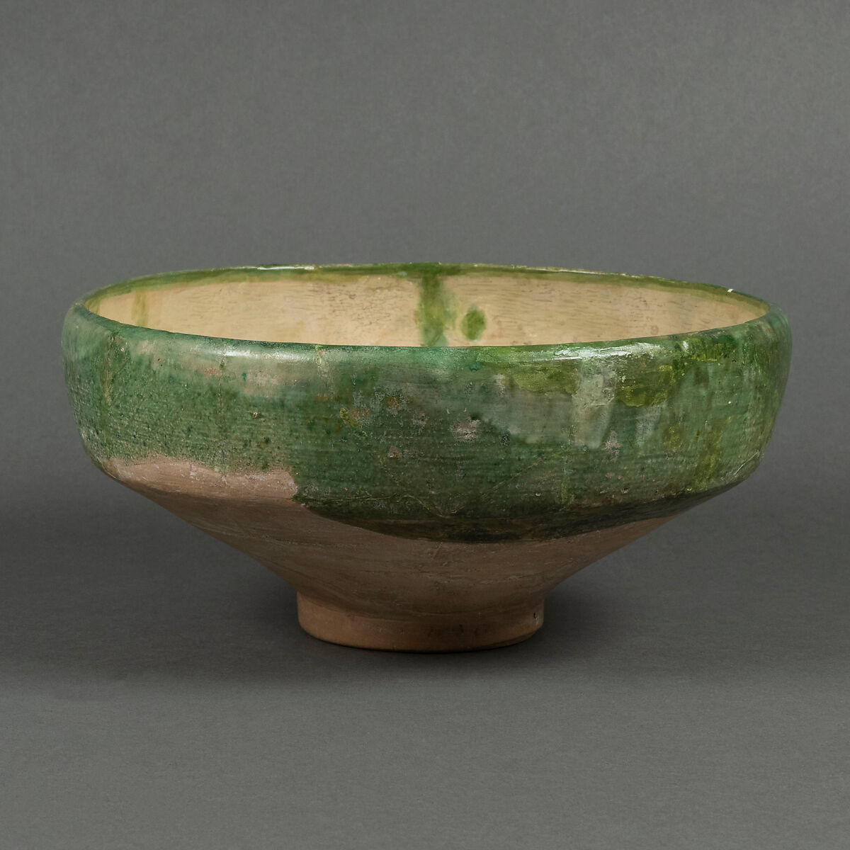 Bowl, Earthenware; slip covered with monochrome pigments under transparent glaze, incised