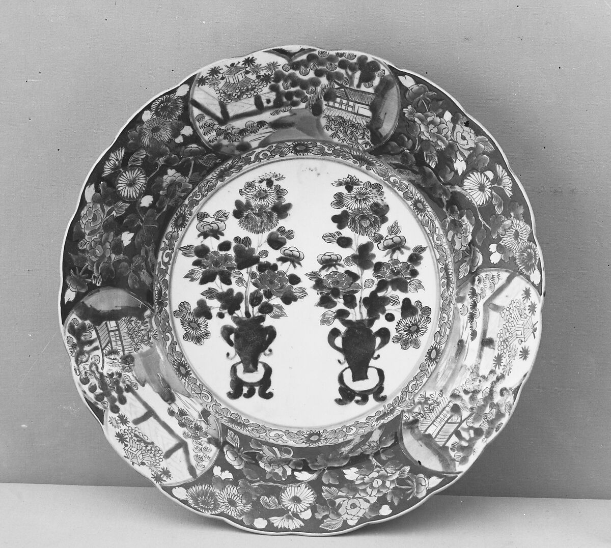 Large Dish with Flower Vases and Landscapes in Cartouches, Porcelain with underglaze blue and overglaze polychrome enamels, gold (Arita ware, Imari type), Japan 
