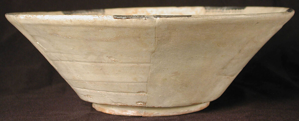 Bowl, Earthenware; slip covered with monocrhome slip decoration under transparent glaze