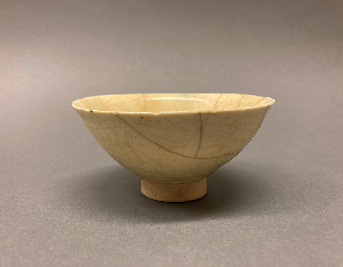 Bowl, Stonepaste; carved, transparent greenish glaze