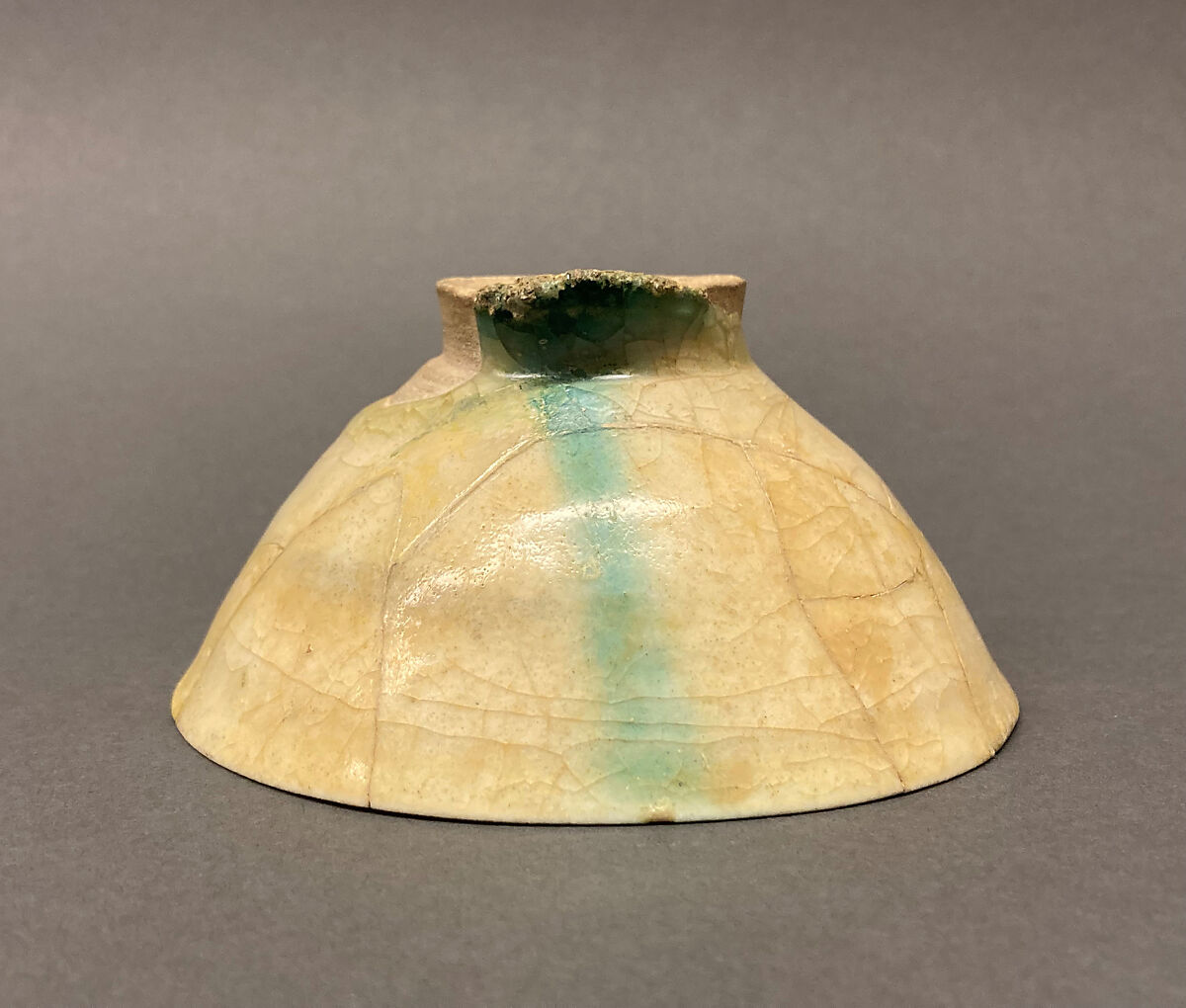Bowl, Stonepaste; carved, transparent greenish glaze
