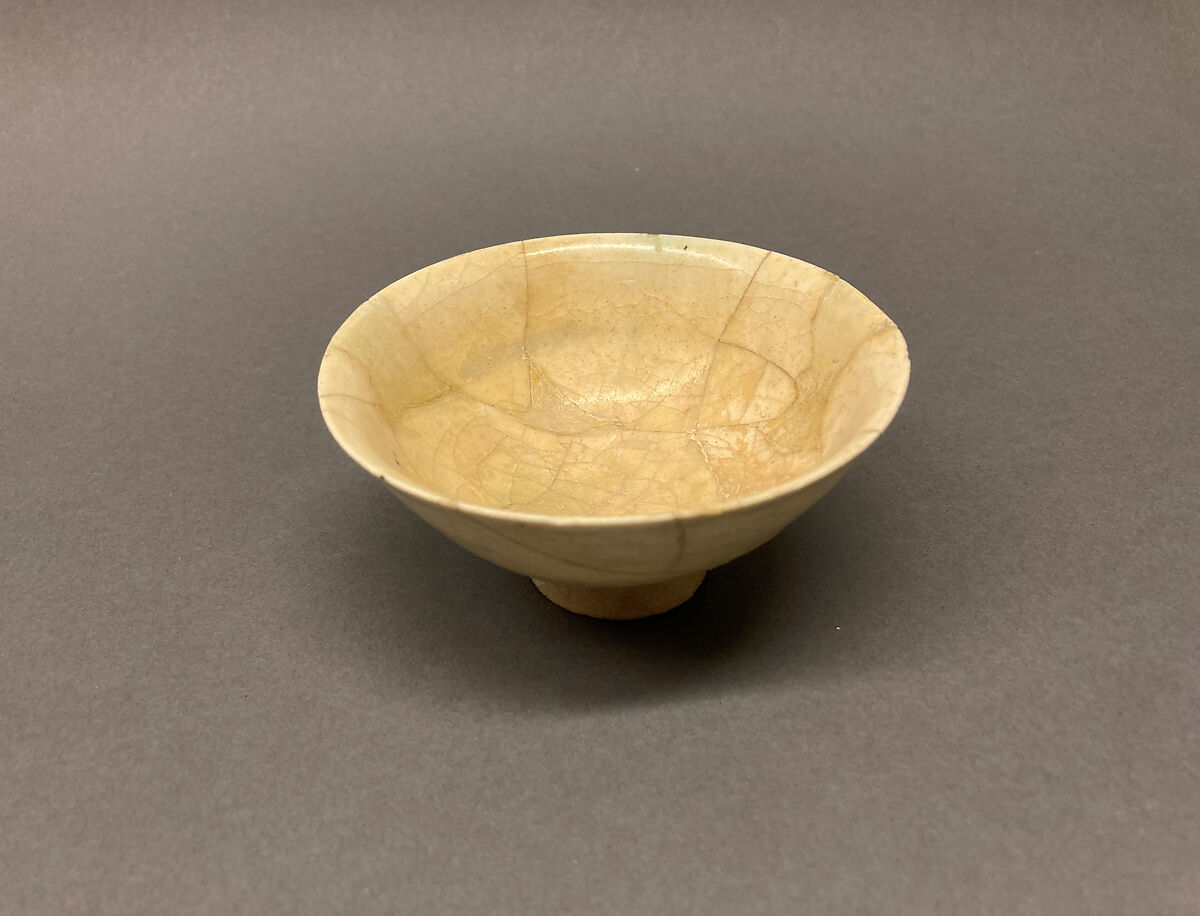 Bowl, Stonepaste; carved, transparent greenish glaze 