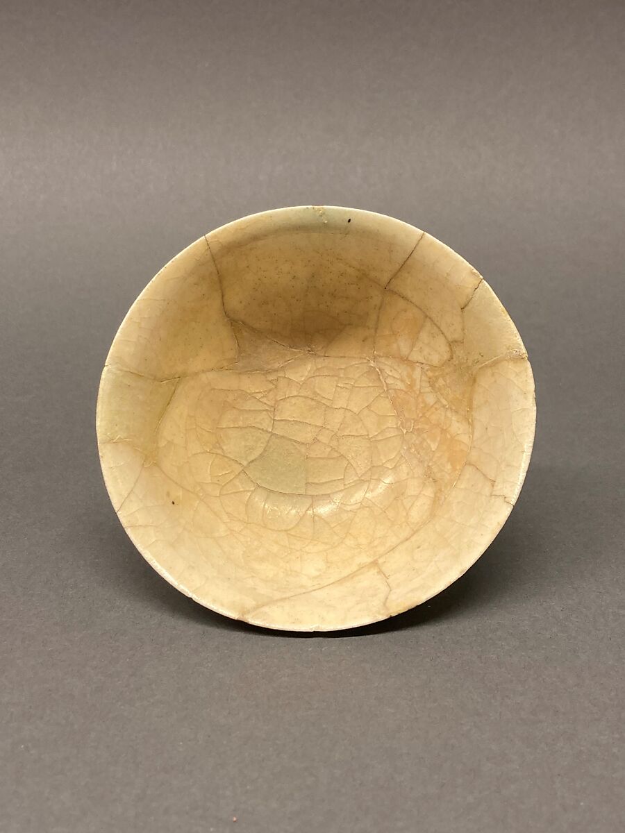 Bowl, Stonepaste; carved, transparent greenish glaze