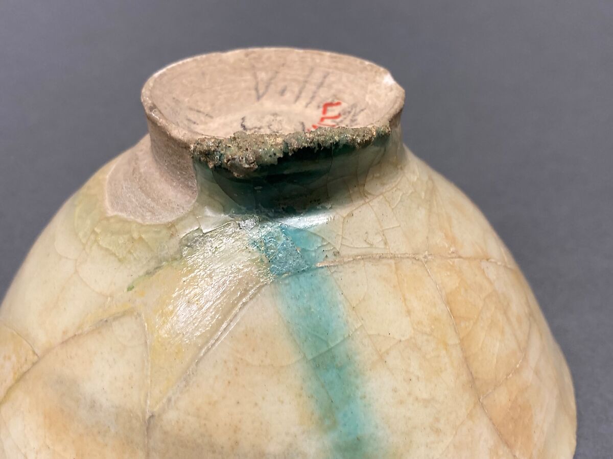 Bowl, Stonepaste; carved, transparent greenish glaze