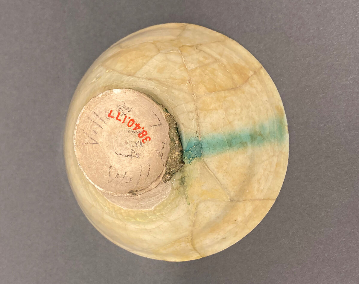 Bowl, Stonepaste; carved, transparent greenish glaze