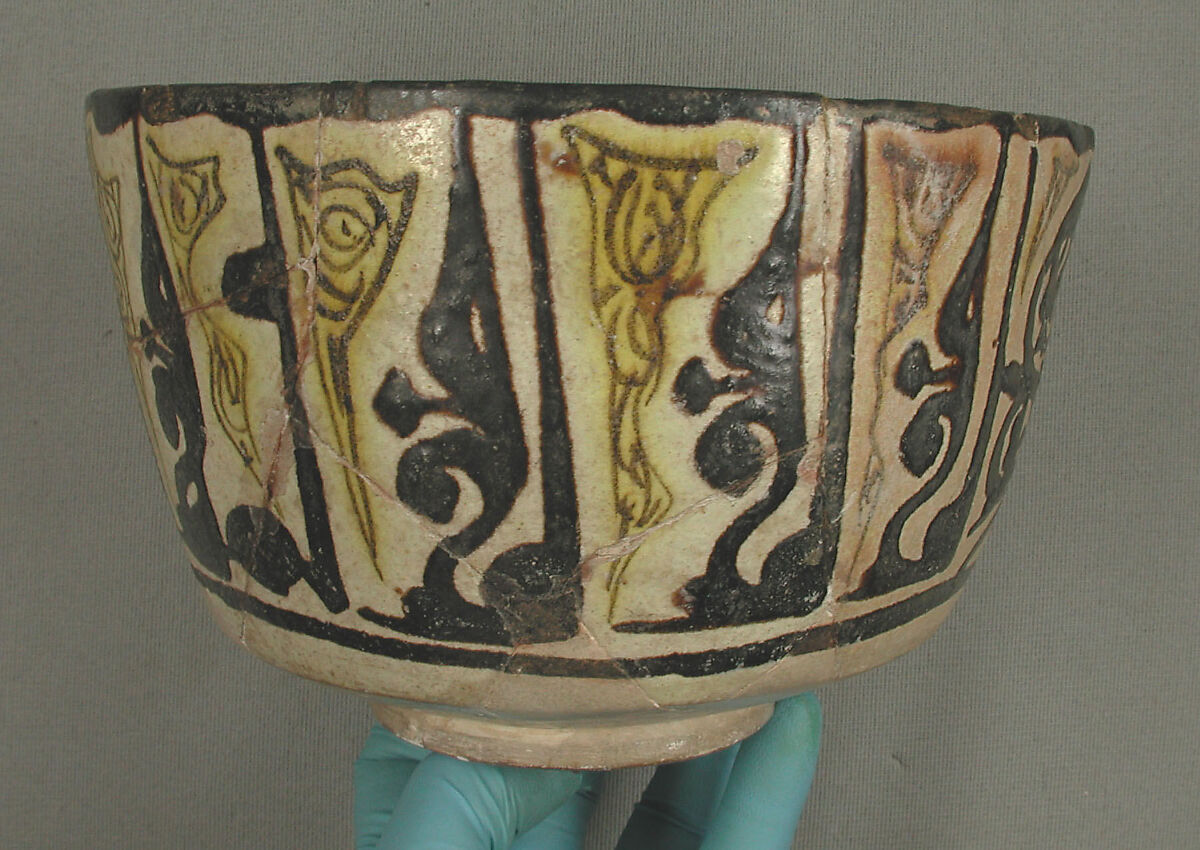Bowl with Repeating Inscription, "Happiness", Earthenware; white slip with "yellow-staining black" decoration under glaze 