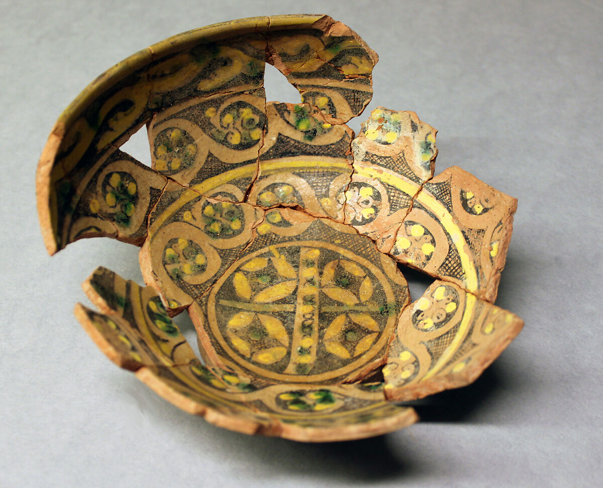 Bowl, Earthenware; painted in polychrome pigments under transparent glaze (buff ware) 