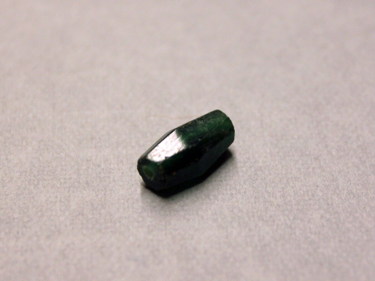 Beads, Glass, green; cut