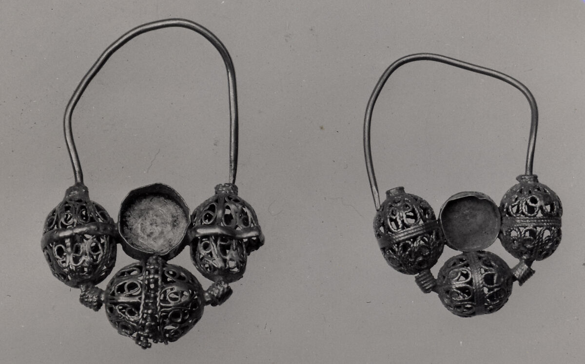 Earring, One of a Pair, Gold wire with filigree