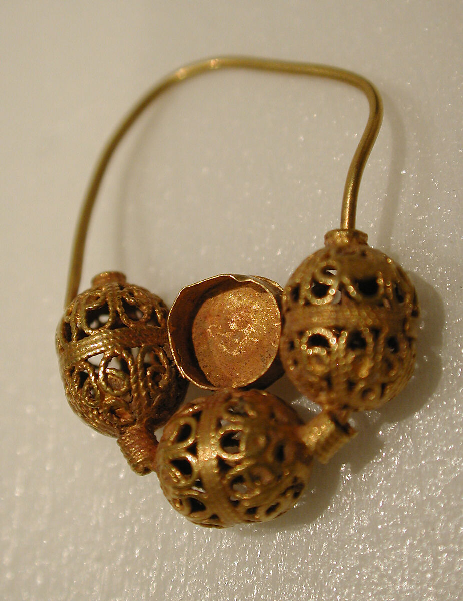 Earring, One of a Pair, Gold wire with filigree 