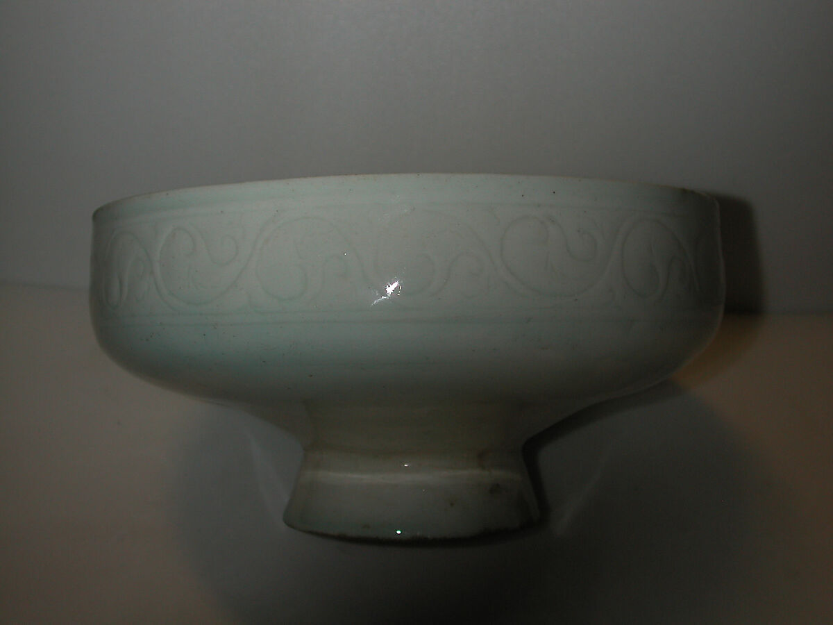 White Bowl, Stonepaste; incised under transparent glaze