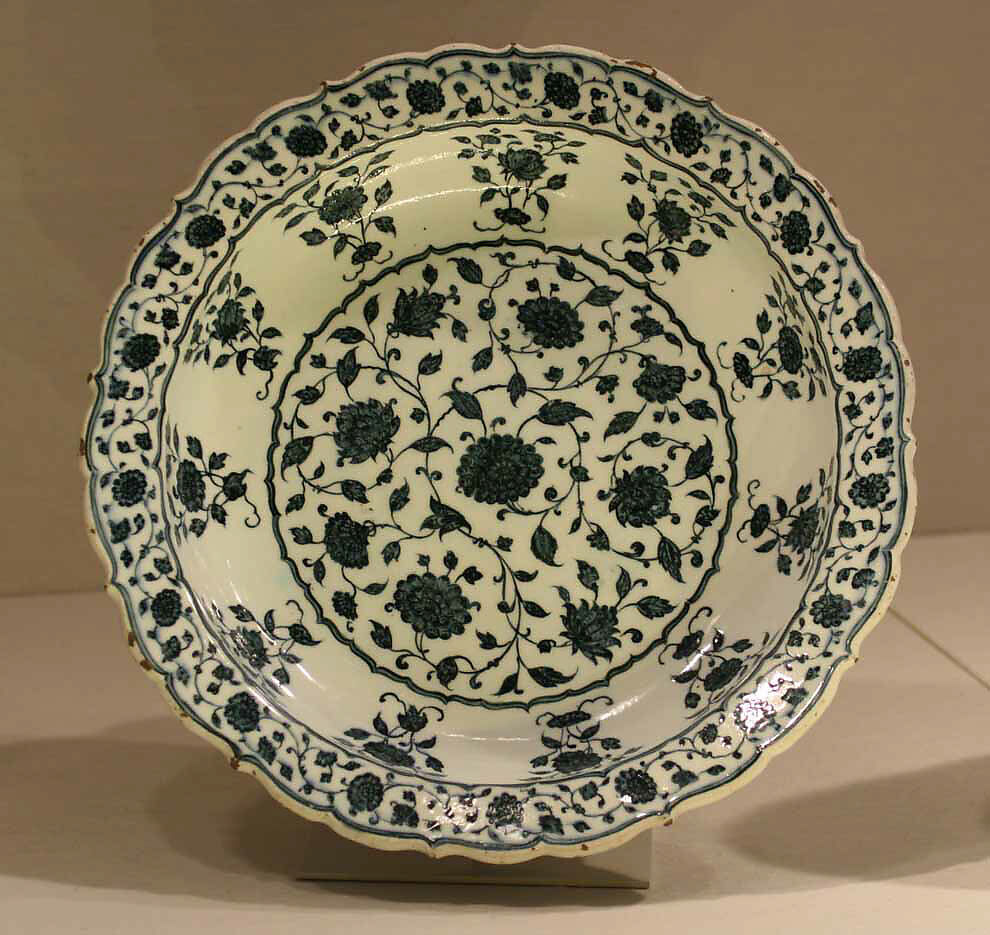 Footed Dish with Foliate Rim in Imitation of Chinese Porcelain, Stonepaste; polychrome painted in blue under transparent glaze