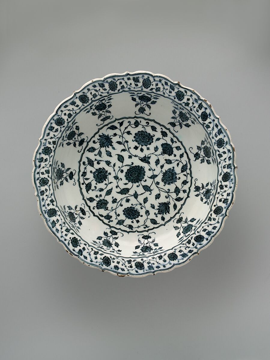 Footed Dish with Foliate Rim in Imitation of Chinese Porcelain, Stonepaste; polychrome painted in blue under transparent glaze 