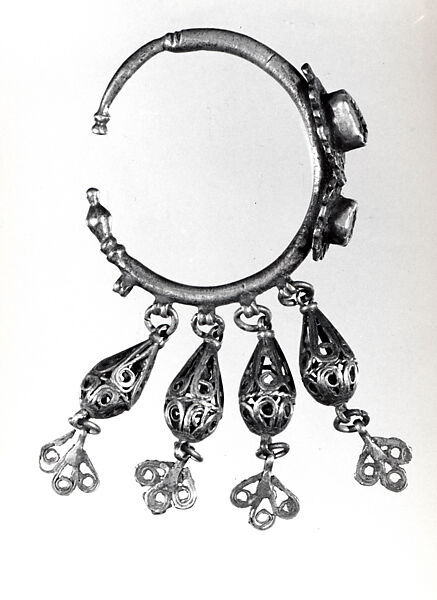 Ear Ornament (Tikhrazin or Douwwah), One of a Pair, Silver and glass