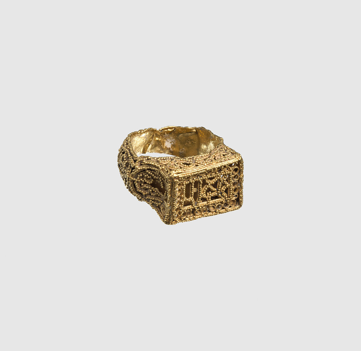 Ring, Gold; filigree and granulation