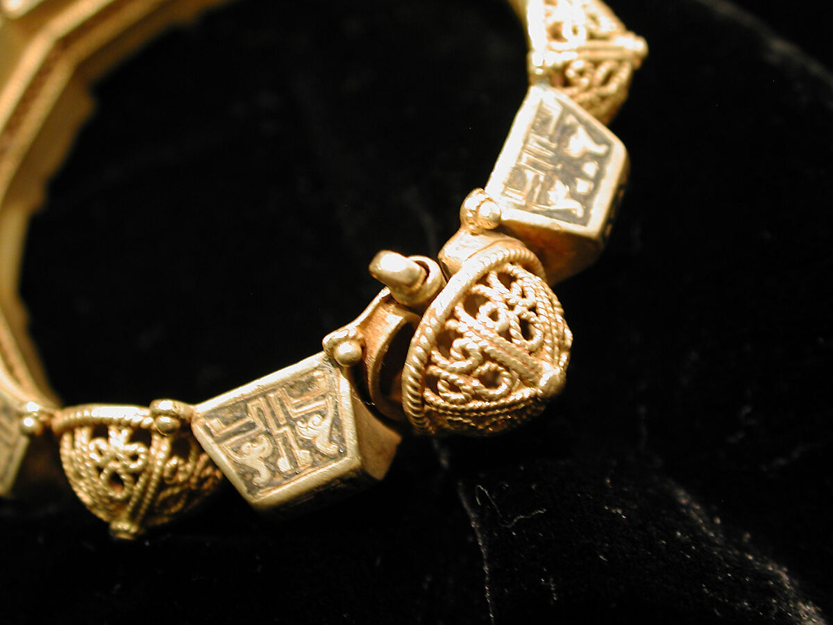 Bracelet, Gold, with granulated bosses and niello designs