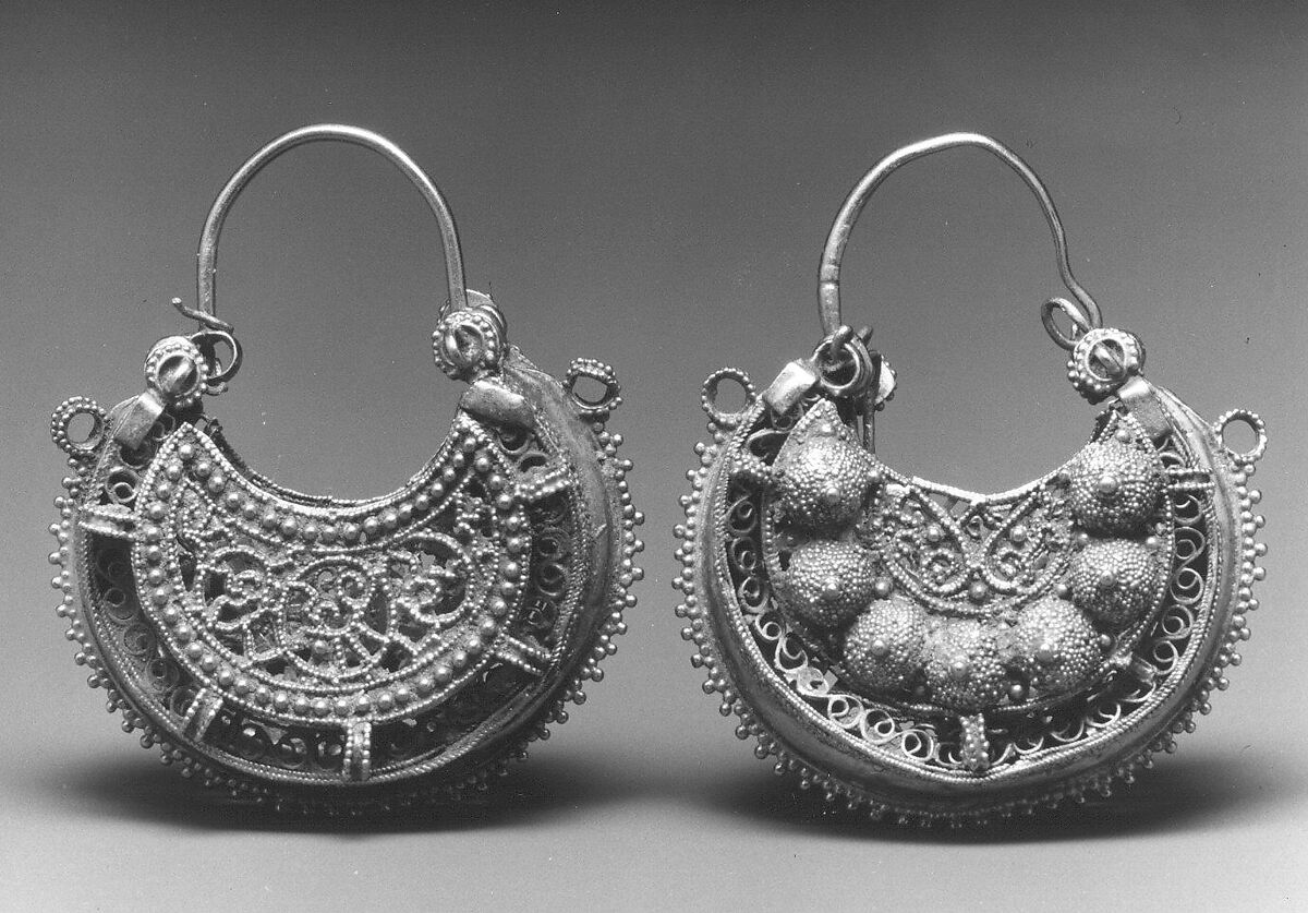 Pair of Earrings, Gold; filigree and granulation