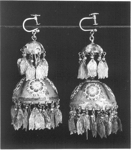 Pair of Earrings, Gold, pearls; enamel-painted 