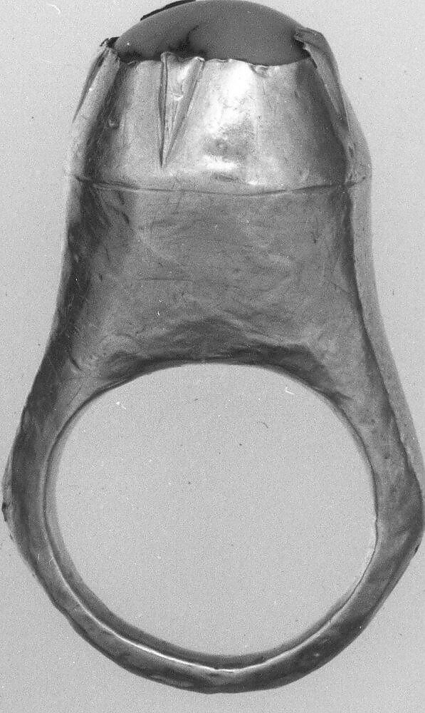 Ring, Gold; chased and set with turquoise