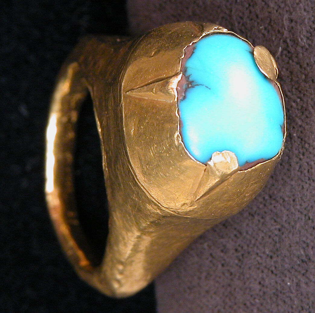 Ring, Gold; chased and set with turquoise
