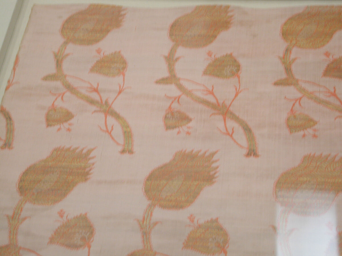 Textile Fragment with a Repeating Pattern of Interlocked Tulips and Poppies, Silk, metal wrapped thread; plain weave, brocaded