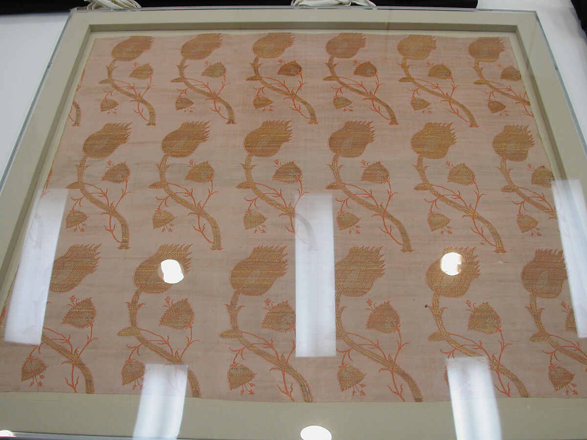 Textile Fragment with a Repeating Pattern of Interlocked Tulips and Poppies, Silk, metal wrapped thread; plain weave, brocaded