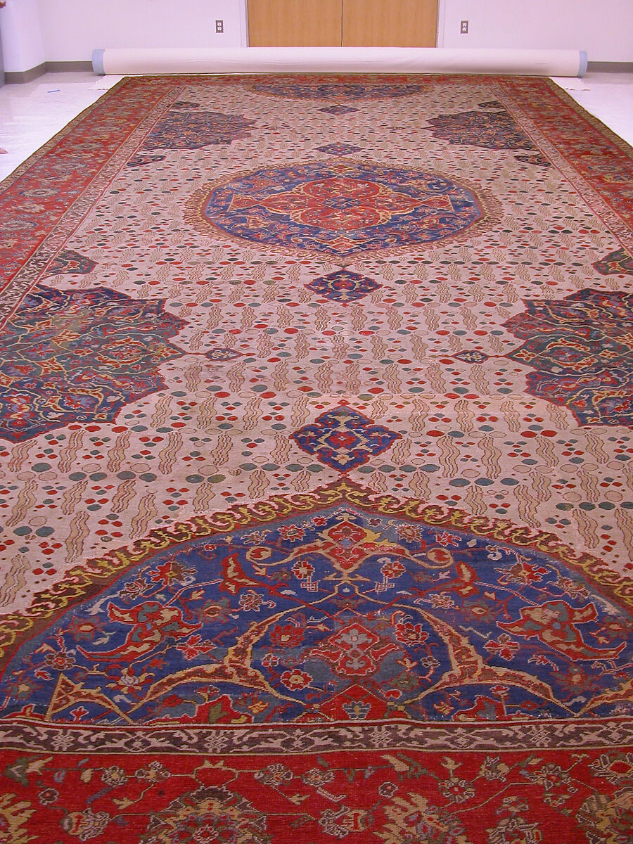 Ushak Medallion Carpet on White Ground, Wool (warp, weft and pile); symmetrically knotted pile