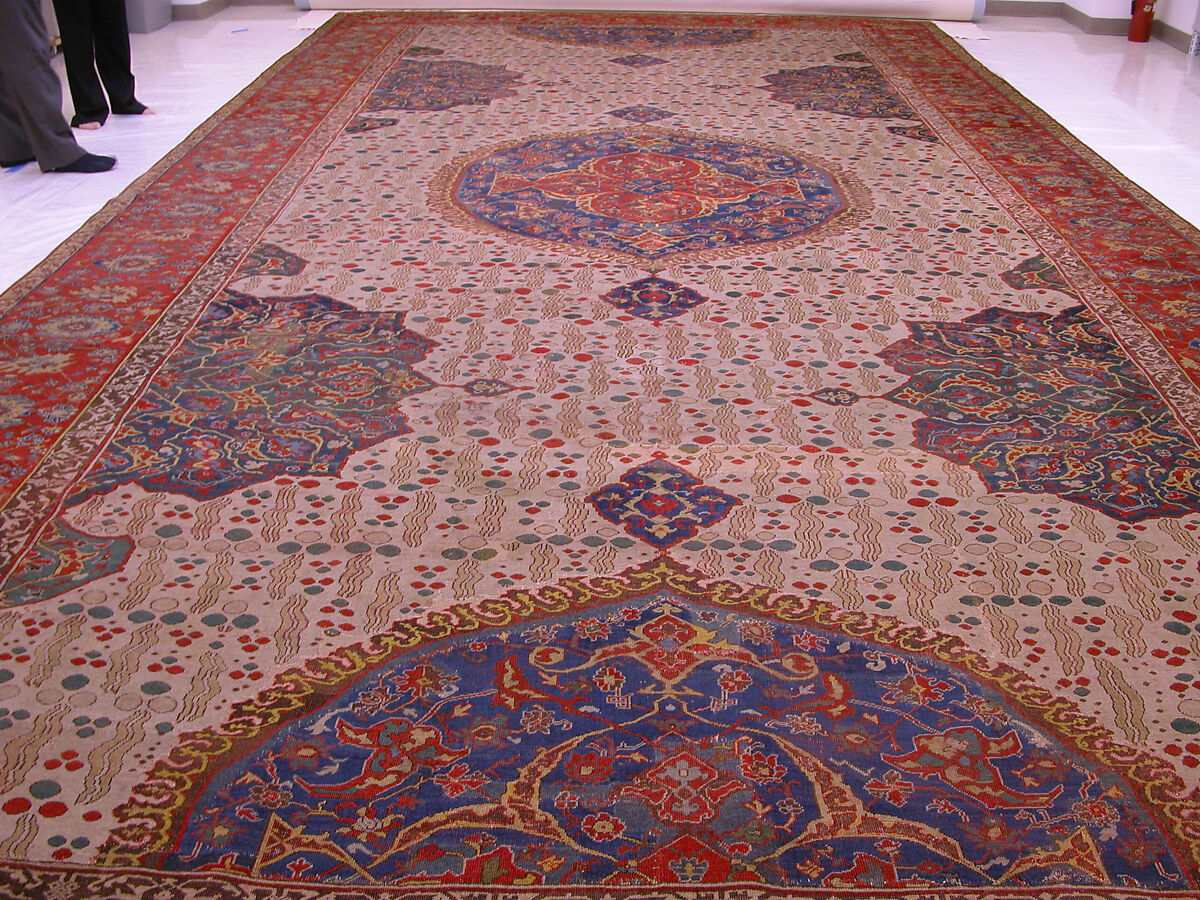 Ushak Medallion Carpet on White Ground, Wool (warp, weft and pile); symmetrically knotted pile