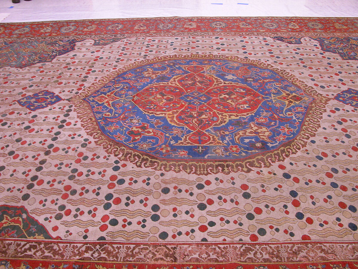 Ushak Medallion Carpet on White Ground, Wool (warp, weft and pile); symmetrically knotted pile