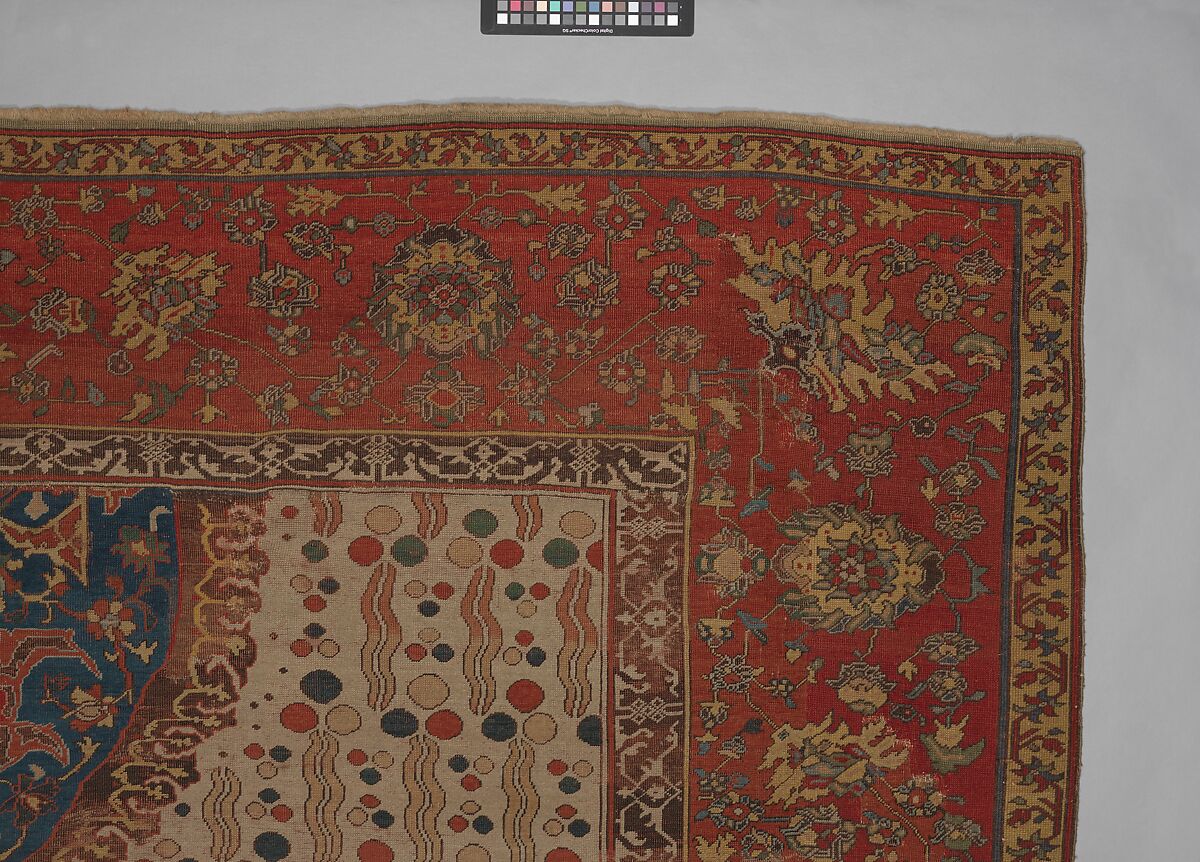 Ushak Medallion Carpet on White Ground, Wool (warp, weft and pile); symmetrically knotted pile