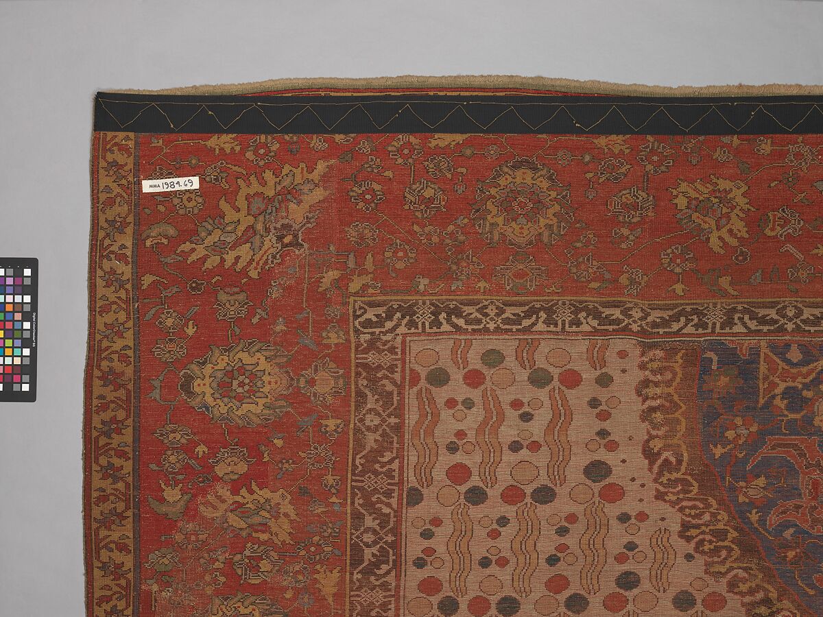 Ushak Medallion Carpet on White Ground, Wool (warp, weft and pile); symmetrically knotted pile